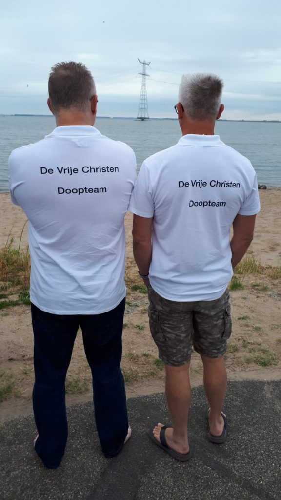 Het doopteam van De Vrije Christen op het strand