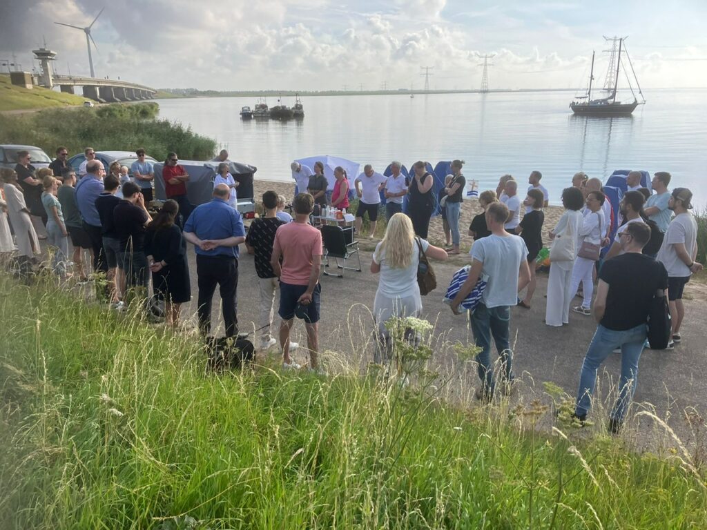 Samenkomst aan het Ketelmeer voor de doop
